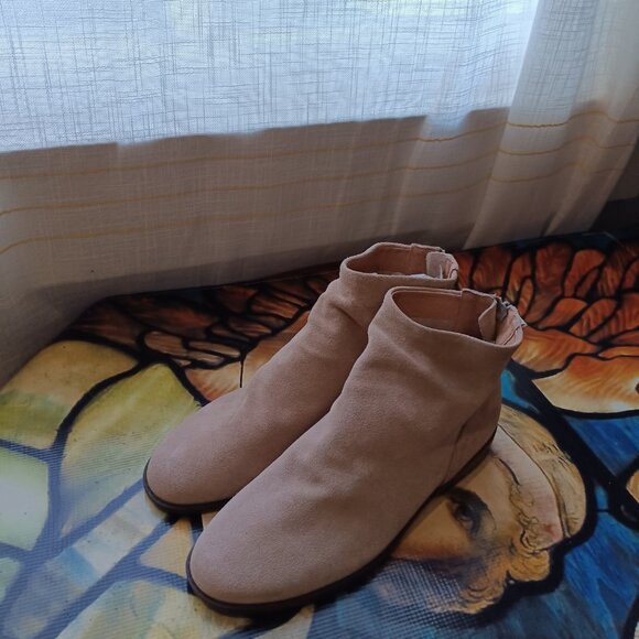 NWT Women's Tan Suede Gentle Souls Low Heel Booties - Emma Zip Bootie - Picture 5 of 11